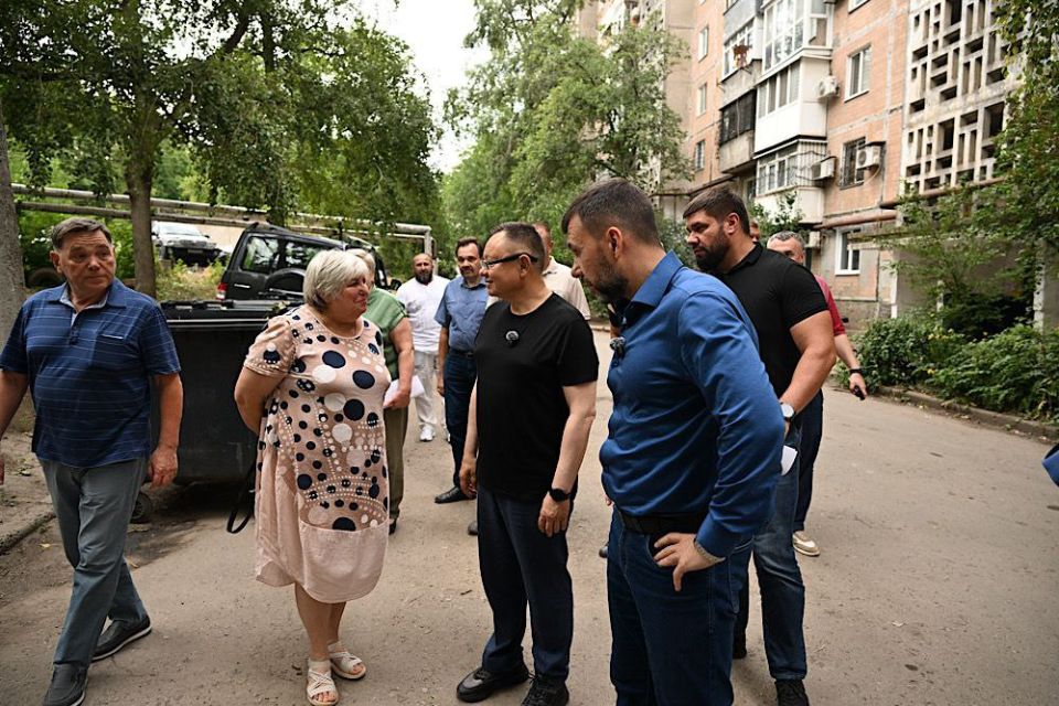 Глава ДНР Денис Пушилин вместе с главой Минстроя РФ Иреком Файзуллиным проверили ход ремонтных работ в доме №22 по улице Пинтера в Кировском районе Донецка Глава ДНР Денис Пушилин вместе с главой Минстроя РФ Иреком Файзуллиным проверили ход ремонтных работ в доме №22 по улице Пинтера в Кировском районе Донецка