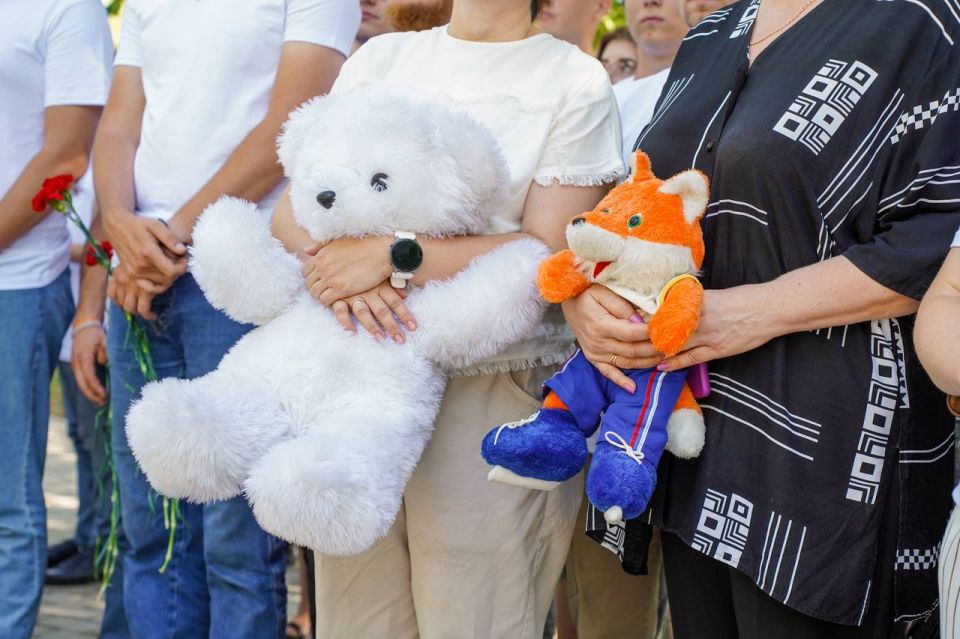 Помним каждого ангела. Возложили цветы в память о детях Донбасса, погибших в результате украинской агрессии Помним каждого ангела. Возложили цветы в память о детях Донбасса, погибших в результате украинской агрессии