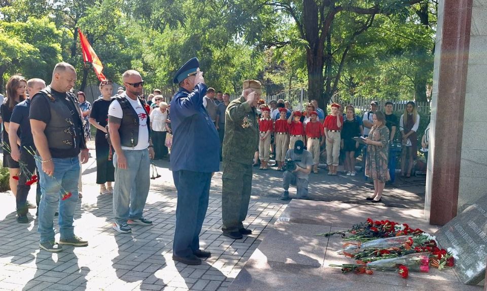 Сегодня, 27 июля возле Памятного знака «Защитникам и мирным жителям города Шахтерска и Шахтерского района, погибшим в ходе боевых действий июль-август 2014...» активисты Женского движения партии Единая Россия приняли участие... Сегодня, 27 июля возле Памятного знака «Защитникам и мирным жителям города Шахтерска и Шахтерского района, погибшим в ходе боевых действий июль-август 2014...» активисты Женского движения партии Единая Россия приняли участие...