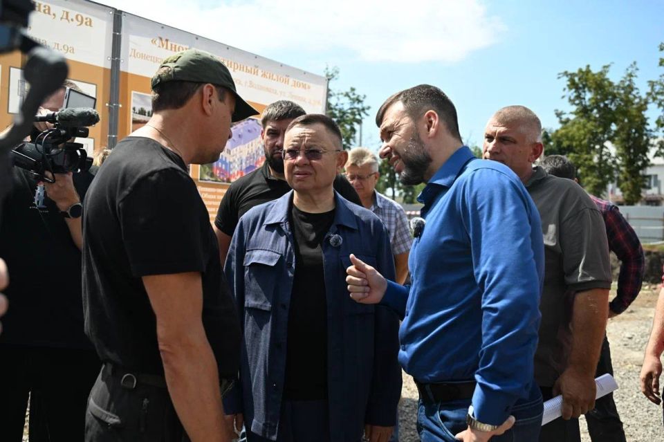 Глава Минстроя России Ирек Файзуллин вместе с Главой ДНР Денисом Пушилиным ознакомился с ходом строительства многоквартирных домов в Волновахе Глава Минстроя России Ирек Файзуллин вместе с Главой ДНР Денисом Пушилиным ознакомился с ходом строительства многоквартирных домов в Волновахе