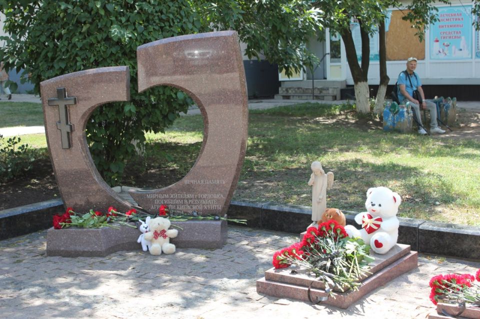 В Горловке почтили память невинно убиенных мирных жителей города В Горловке почтили память невинно убиенных мирных жителей города