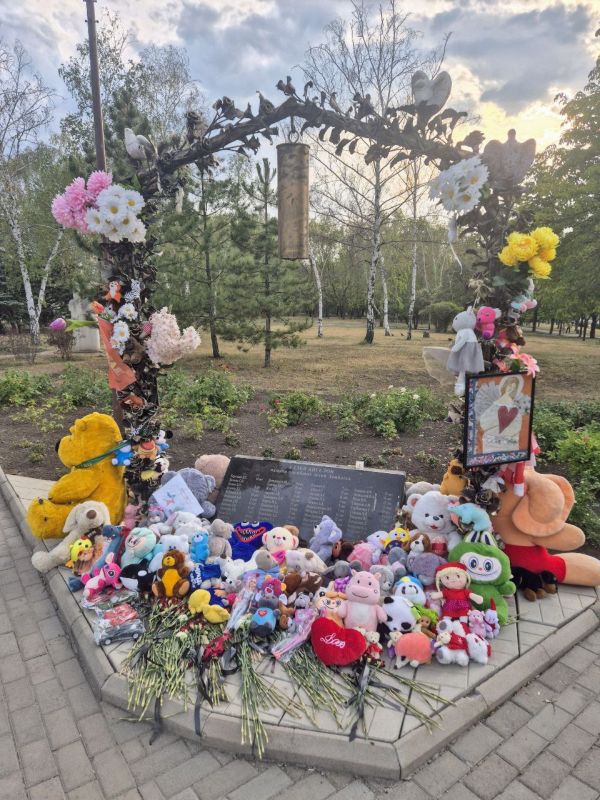 Депутат Ясиноватского муниципального совета Антон Тяпочкин возложил цветы на Аллее Ангелов Депутат Ясиноватского муниципального совета Антон Тяпочкин возложил цветы на Аллее Ангелов