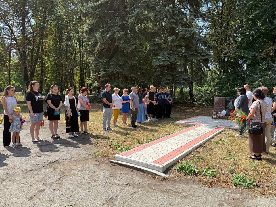 Ангелы Донбасса. Сегодня, 27 июля, в День памяти детей-жертв войны в Донбасса, который был учрежден в 2022 году указом Главы Донецкой Народной Республики Денисом Пушилиным, по всей России проходят памятные мероприятия Ангелы Донбасса. Сегодня, 27 июля, в День памяти детей-жертв войны в Донбасса, который был учрежден в 2022 году указом Главы Донецкой Народной Республики Денисом Пушилиным, по всей России проходят памятные мероприятия