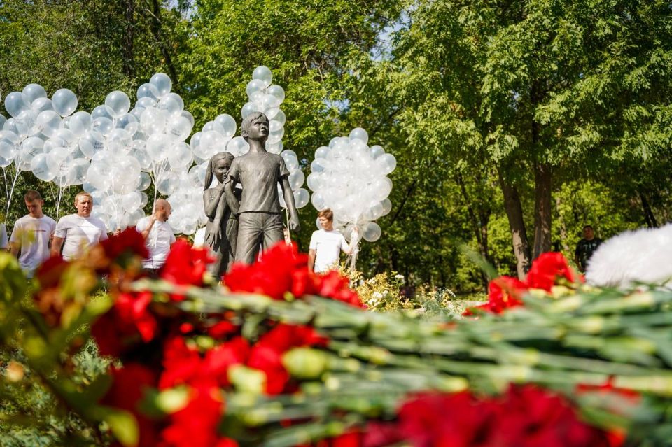 Помним каждого ангела. Возложили цветы в память о детях Донбасса, погибших в результате украинской агрессии Помним каждого ангела. Возложили цветы в память о детях Донбасса, погибших в результате украинской агрессии