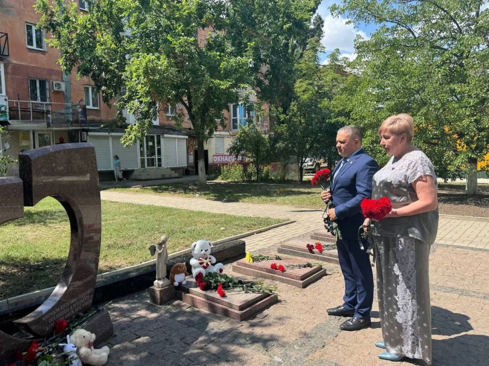 Женщины Горловки почтили память невинно убиенных горловчан Женщины Горловки почтили память невинно убиенных горловчан