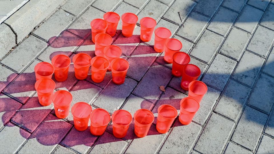 В День памяти детей – жертв войны в Донбассе – на Аллее Ангелов в Донецке с раннего утра много людей В День памяти детей – жертв войны в Донбассе – на Аллее Ангелов в Донецке с раннего утра много людей