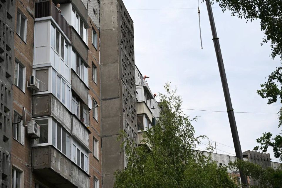 Министр строительства и ЖКХ РФ Ирек Файзуллин вместе с главой ДНР Денисом Пушилиным осмотрел ход ремонта многоквартирных домов в Кировском районе ДНР Министр строительства и ЖКХ РФ Ирек Файзуллин вместе с главой ДНР Денисом Пушилиным осмотрел ход ремонта многоквартирных домов в Кировском районе ДНР