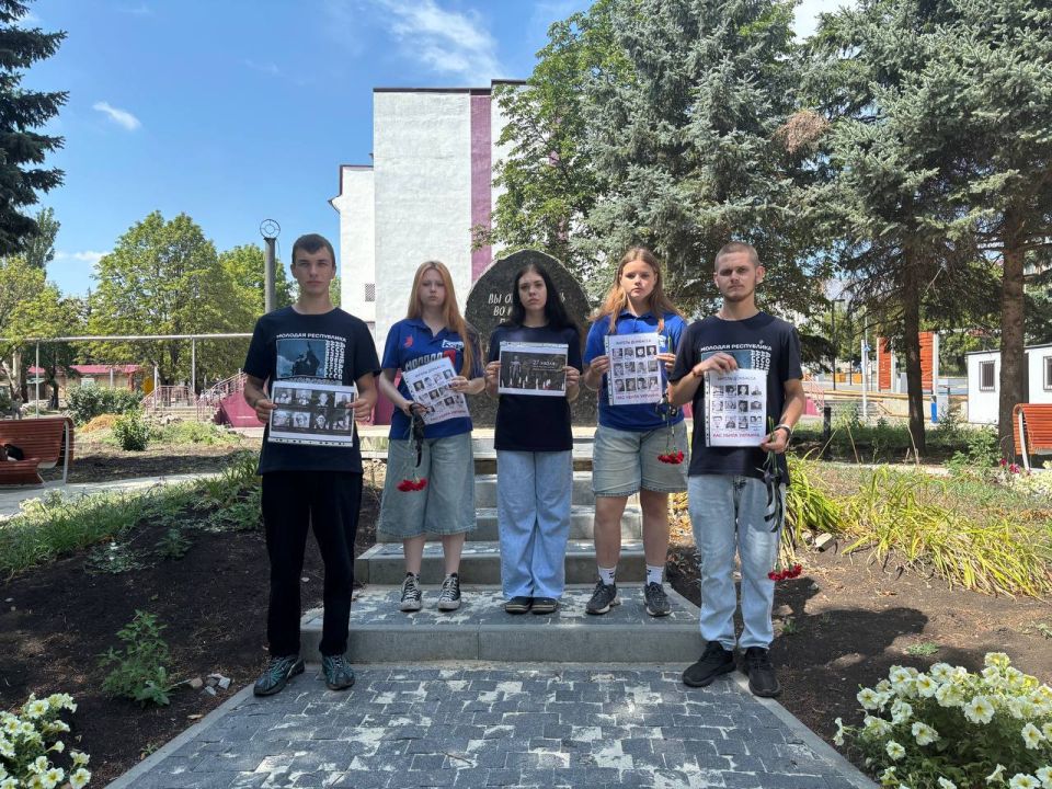 Партийцы Снежного несут цветы к памятному знаку в День памяти погибших детей Донбасса Партийцы Снежного несут цветы к памятному знаку в День памяти погибших детей Донбасса