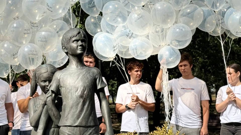 В Донецке на Аллее ангелов почтили память погибших детей Донбасса В Донецке на Аллее ангелов почтили память погибших детей Донбасса