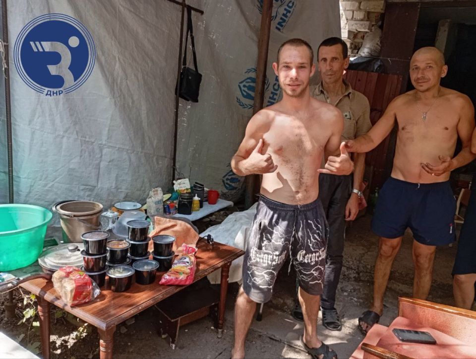 Продолжаем помогать!. Сегодня вновь оперативная группа "Здоровое отечество" ДНР поехали в город Красногоровка! Мирным жителям были доставлены готовые продукты питания! Руководитель регионального отделения "Здоровое... Продолжаем помогать!. Сегодня вновь оперативная группа "Здоровое отечество" ДНР поехали в город Красногоровка! Мирным жителям были доставлены готовые продукты питания! Руководитель регионального отделения "Здоровое...
