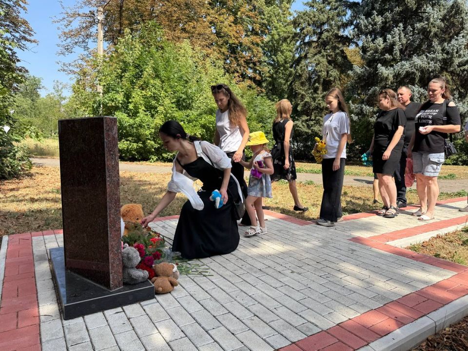 Ангелы Донбасса. Сегодня, 27 июля, в День памяти детей-жертв войны в Донбасса, который был учрежден в 2022 году указом Главы Донецкой Народной Республики Денисом Пушилиным, по всей России проходят памятные мероприятия Ангелы Донбасса. Сегодня, 27 июля, в День памяти детей-жертв войны в Донбасса, который был учрежден в 2022 году указом Главы Донецкой Народной Республики Денисом Пушилиным, по всей России проходят памятные мероприятия