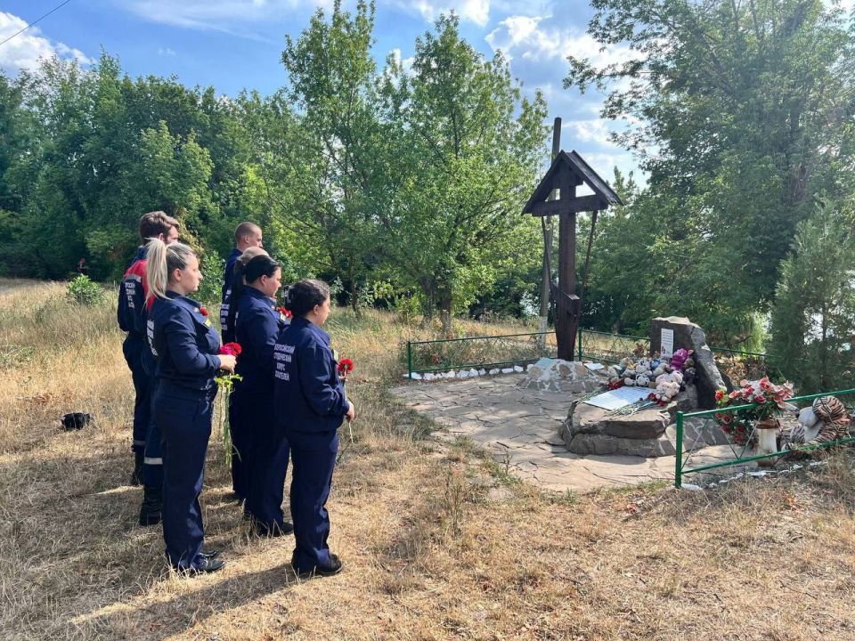 Сегодня день, когда мы с глубокой печалью вспоминаем юные жизни, оборвавшиеся в трагических событиях на Донбассе Сегодня день, когда мы с глубокой печалью вспоминаем юные жизни, оборвавшиеся в трагических событиях на Донбассе
