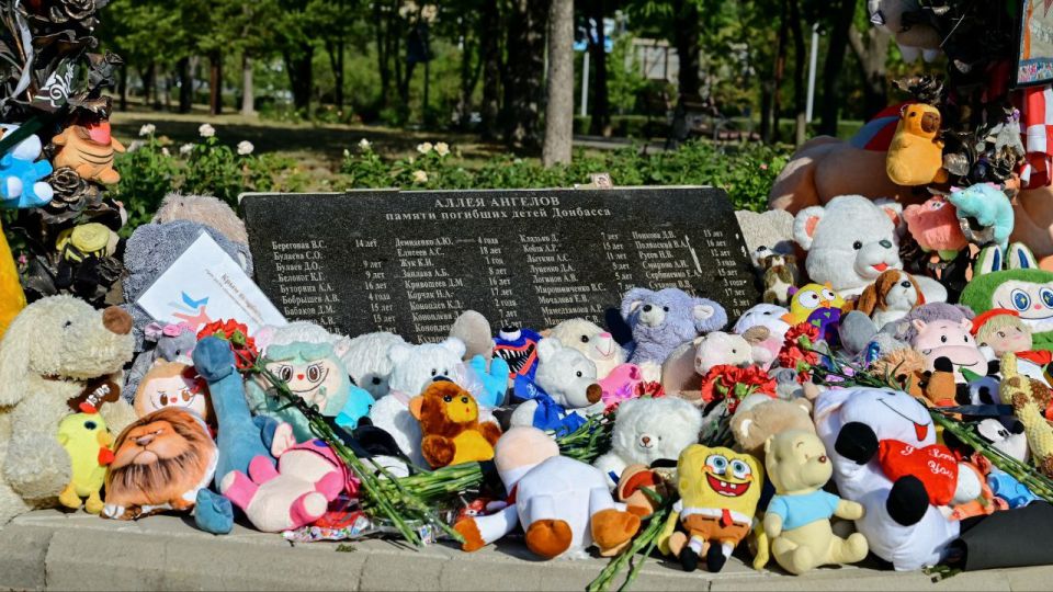 В День памяти детей – жертв войны в Донбассе – на Аллее Ангелов в Донецке с раннего утра много людей В День памяти детей – жертв войны в Донбассе – на Аллее Ангелов в Донецке с раннего утра много людей