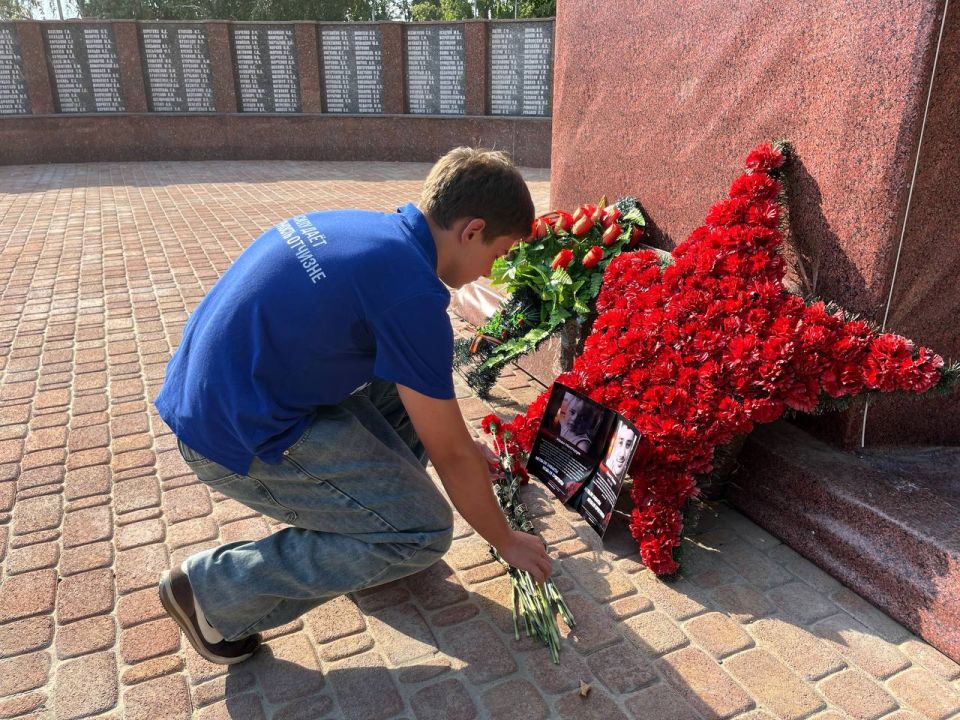 Наталья Великодная: Сегодня, в этот скорбный день, молодежь Тельмановского муниципального округа вместе с исполняющим обязанности Главы Администрации, почтили память детей, чьи жизни оборвались во время боевых действий на... Наталья Великодная: Сегодня, в этот скорбный день, молодежь Тельмановского муниципального округа вместе с исполняющим обязанности Главы Администрации, почтили память детей, чьи жизни оборвались во время боевых действий на...
