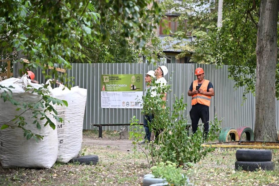Министр строительства и ЖКХ РФ Ирек Файзуллин вместе с главой ДНР Денисом Пушилиным осмотрел ход ремонта многоквартирных домов в Кировском районе ДНР Министр строительства и ЖКХ РФ Ирек Файзуллин вместе с главой ДНР Денисом Пушилиным осмотрел ход ремонта многоквартирных домов в Кировском районе ДНР