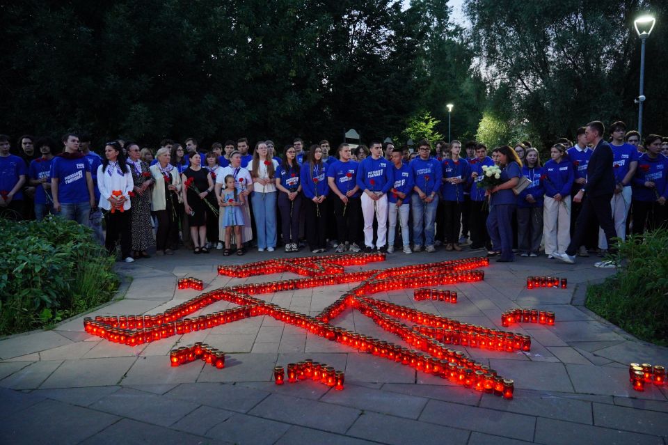 На кануне Дня памяти детей – жертв войны в Донбассе Вице-премьер Ольга Макеева с «Молодой Гвардией» Москвы зажгла свечу памяти На кануне Дня памяти детей – жертв войны в Донбассе Вице-премьер Ольга Макеева с «Молодой Гвардией» Москвы зажгла свечу памяти
