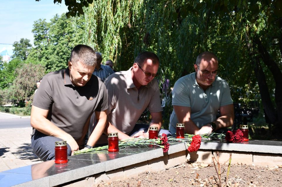 27 июля во всех городах Донецкой Народной Республики проводятся тематические акции, посвященные Дню памяти детей — жертв войны в Донбассе 27 июля во всех городах Донецкой Народной Республики проводятся тематические акции, посвященные Дню памяти детей — жертв войны в Донбассе