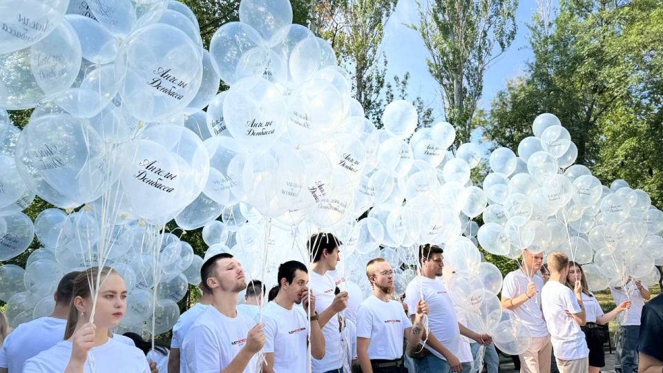 В Донецке на Аллее ангелов почтили память погибших детей Донбасса В Донецке на Аллее ангелов почтили память погибших детей Донбасса