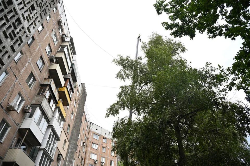Министр строительства и ЖКХ РФ Ирек Файзуллин вместе с главой ДНР Денисом Пушилиным осмотрел ход ремонта многоквартирных домов в Кировском районе ДНР Министр строительства и ЖКХ РФ Ирек Файзуллин вместе с главой ДНР Денисом Пушилиным осмотрел ход ремонта многоквартирных домов в Кировском районе ДНР