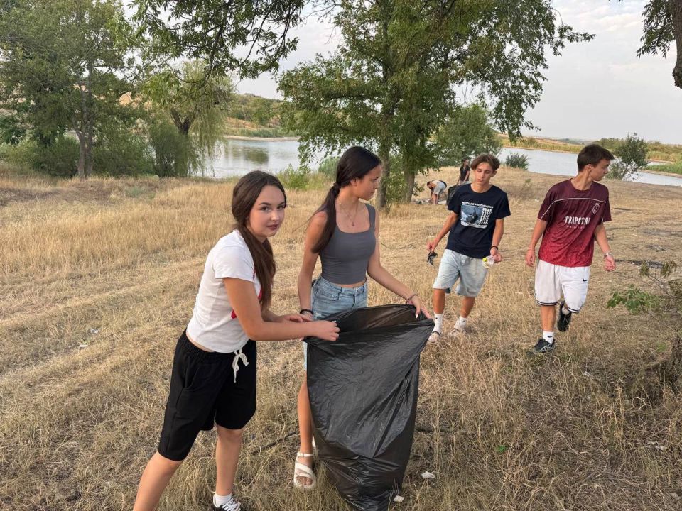 «Вода России». 26 июля городской округ Иловайск совместными усилиями принял участие во Всероссийской акции «Вода России» по очистке от мусора берегов водных объектов округа «Вода России». 26 июля городской округ Иловайск совместными усилиями принял участие во Всероссийской акции «Вода России» по очистке от мусора берегов водных объектов округа