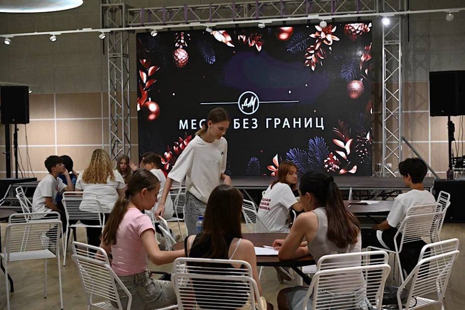 В ходе рабочей поездки в ДНР Министр строительства и ЖКХ РФ Ирек Файзуллин совместно с главой региона Денисом Пушилиным посетил филиал «Дома молодёжи» в Волновахе В ходе рабочей поездки в ДНР Министр строительства и ЖКХ РФ Ирек Файзуллин совместно с главой региона Денисом Пушилиным посетил филиал «Дома молодёжи» в Волновахе