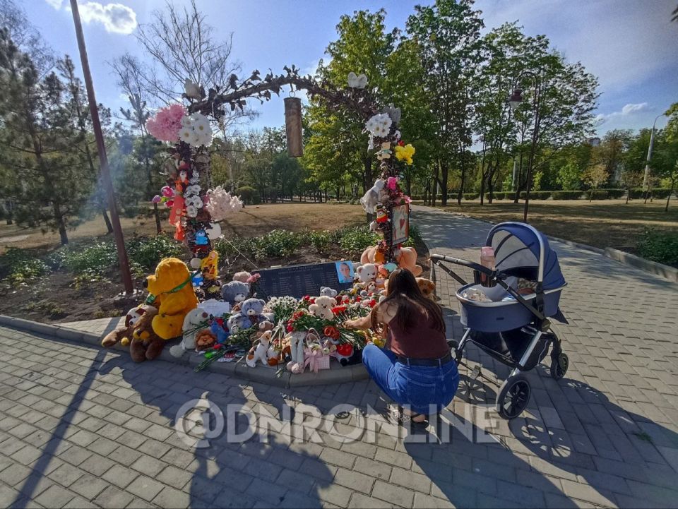 В День памяти детей – жертв войны в Донбассе дончане несут игрушки и цветы на "Аллею ангелов" В День памяти детей – жертв войны в Донбассе дончане несут игрушки и цветы на "Аллею ангелов"