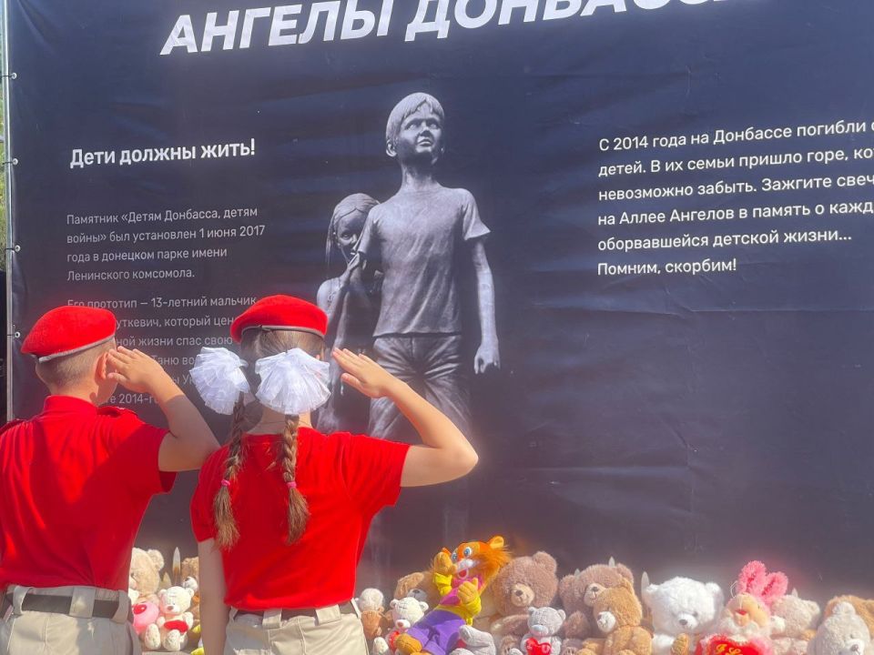 Юнармейцы Мариуполя почтили память детей, пострадавших от вооруженной агрессии киевских формирований Юнармейцы Мариуполя почтили память детей, пострадавших от вооруженной агрессии киевских формирований