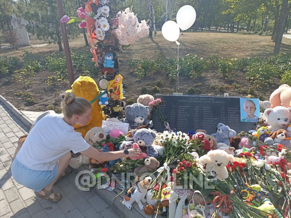 В День памяти детей – жертв войны в Донбассе дончане несут игрушки и цветы на "Аллею ангелов" В День памяти детей – жертв войны в Донбассе дончане несут игрушки и цветы на "Аллею ангелов"