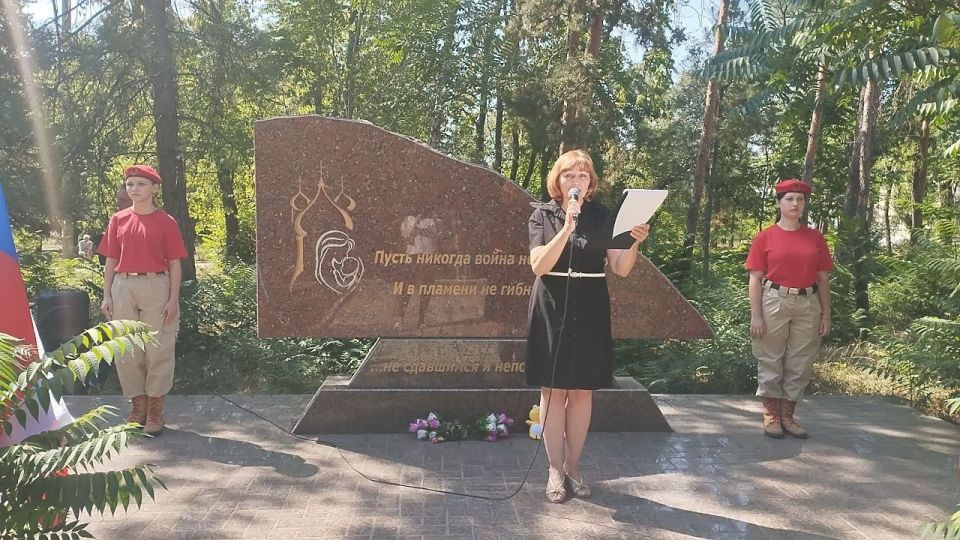 В День памяти детей – жертв войны в Донбассе юнармейцы ВПК "Отвага" г. Ждановка Луцко Анна и Ляшенко Мирослава заступили в почетный караул «ПОСТ№1» у Памятного знака, посвящённого трагическим событиям 2014 года... В День памяти детей – жертв войны в Донбассе юнармейцы ВПК "Отвага" г. Ждановка Луцко Анна и Ляшенко Мирослава заступили в почетный караул «ПОСТ№1» у Памятного знака, посвящённого трагическим событиям 2014 года...