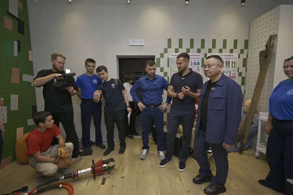 В ходе рабочей поездки в ДНР Министр строительства и ЖКХ РФ Ирек Файзуллин совместно с главой региона Денисом Пушилиным посетил филиал «Дома молодёжи» в Волновахе В ходе рабочей поездки в ДНР Министр строительства и ЖКХ РФ Ирек Файзуллин совместно с главой региона Денисом Пушилиным посетил филиал «Дома молодёжи» в Волновахе