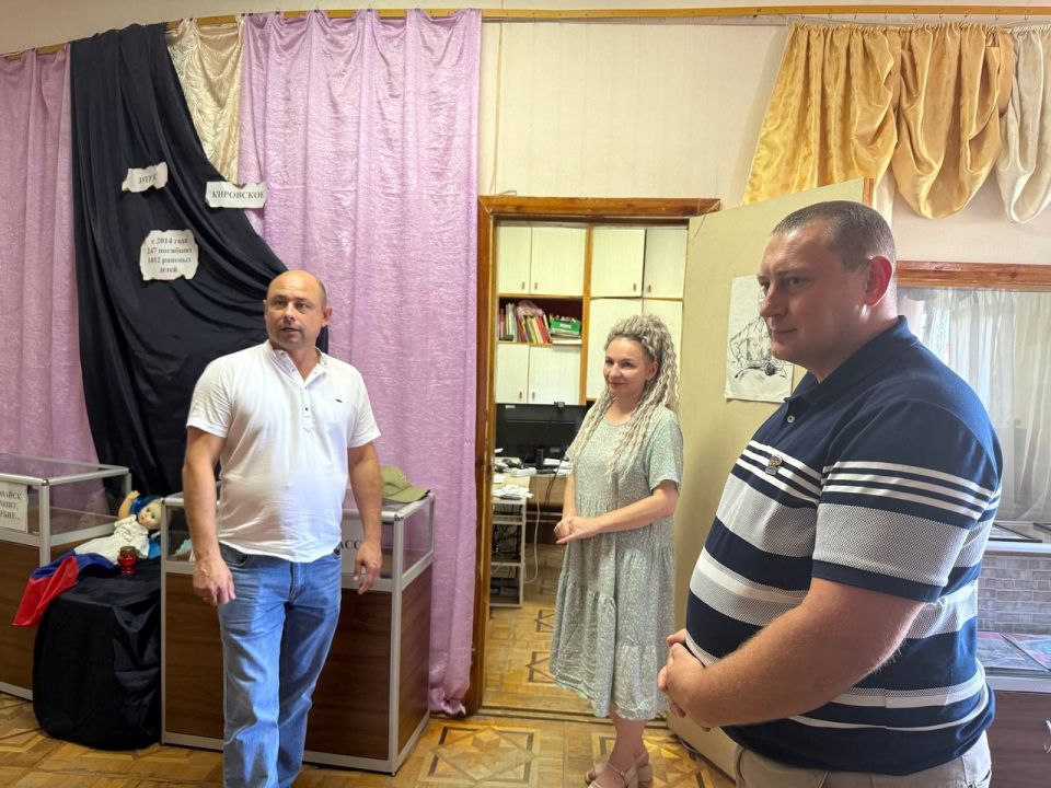 Встреча с коллективом. 28 июля первый заместитель главы администрации городского округа Иловайск Свердлов Михаил Николаевич совместно с председателем Иловайского городского совета Песчанским Виталием Викторовичем провел... Встреча с коллективом. 28 июля первый заместитель главы администрации городского округа Иловайск Свердлов Михаил Николаевич совместно с председателем Иловайского городского совета Песчанским Виталием Викторовичем провел...