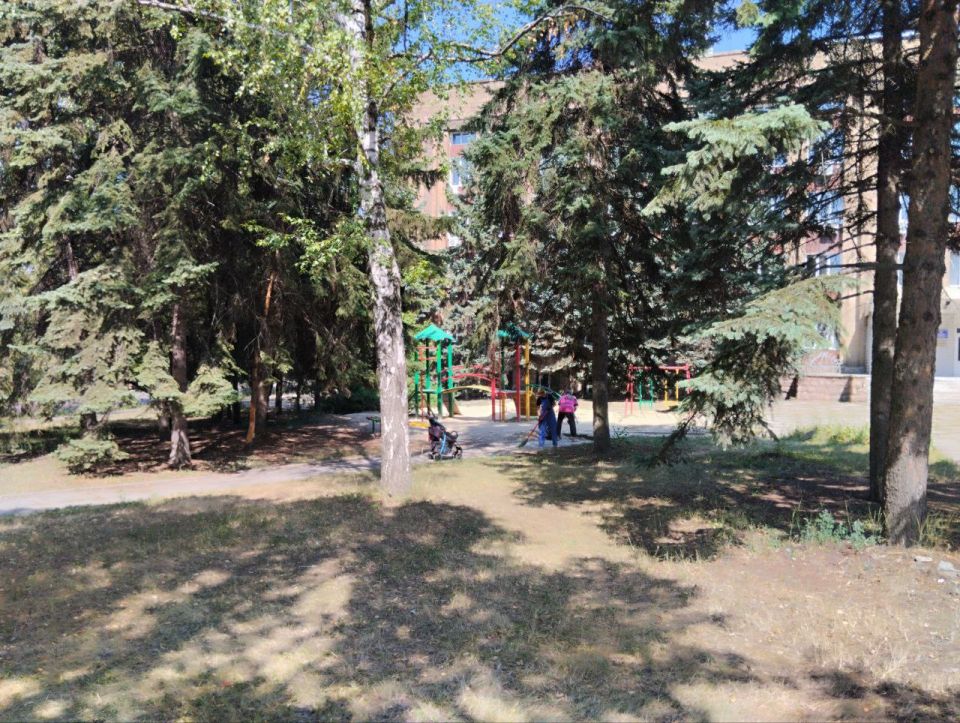 В Кировском внутригородском районе продолжаются работы по санитарному содержанию территории В Кировском внутригородском районе продолжаются работы по санитарному содержанию территории