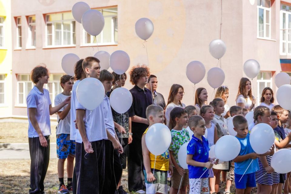 Акция «Ангелы Донбасса». В Пролетарском районе состоялась акция «Ангелы Донбасса», приуроченная ко Дню памяти детей – жертв войны в Донбассе Акция «Ангелы Донбасса». В Пролетарском районе состоялась акция «Ангелы Донбасса», приуроченная ко Дню памяти детей – жертв войны в Донбассе
