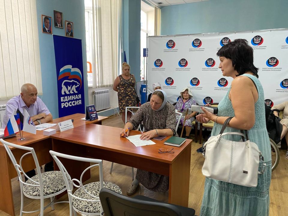 25 июля заместитель главы Администрации муниципального образования городского округа Харцызск Владимир Панченко провел прием граждан в общественной приемной партии «Единая Россия» 25 июля заместитель главы Администрации муниципального образования городского округа Харцызск Владимир Панченко провел прием граждан в общественной приемной партии «Единая Россия»