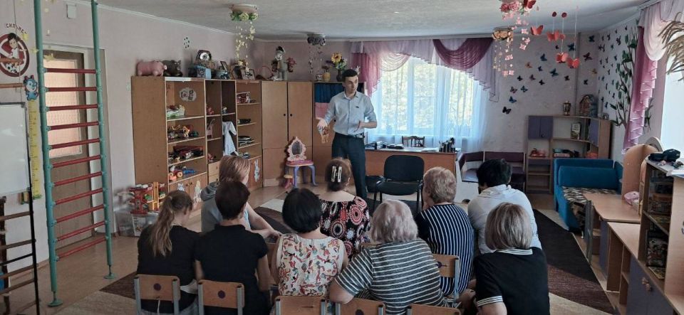 28 июля депутат Макеевского городского совета Сергей Зуев провел встречу с жителями в ГКДОУ «Детский-сад № 33 общеразвивающего вида городского округа Макеевка», а также по адресам: г. Макеевка, мкр. Комсомольский, д.3, а... 28 июля депутат Макеевского городского совета Сергей Зуев провел встречу с жителями в ГКДОУ «Детский-сад № 33 общеразвивающего вида городского округа Макеевка», а также по адресам: г. Макеевка, мкр. Комсомольский, д.3, а...