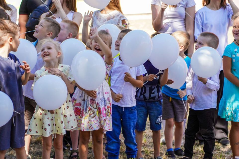 Акция «Ангелы Донбасса». В Пролетарском районе состоялась акция «Ангелы Донбасса», приуроченная ко Дню памяти детей – жертв войны в Донбассе Акция «Ангелы Донбасса». В Пролетарском районе состоялась акция «Ангелы Донбасса», приуроченная ко Дню памяти детей – жертв войны в Донбассе
