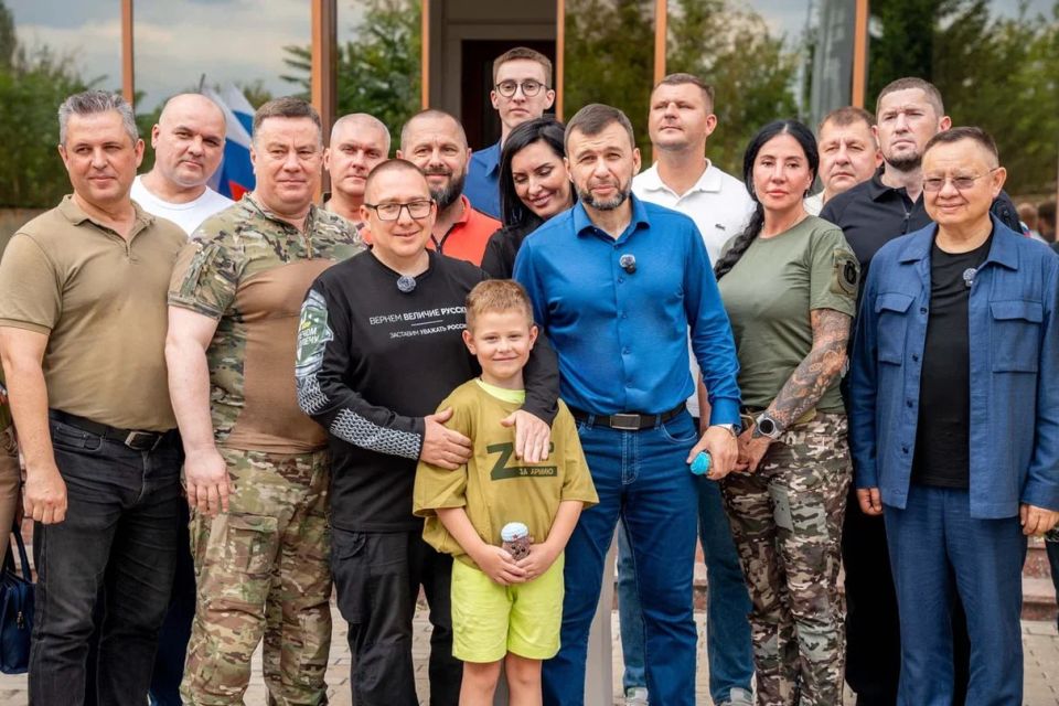 Андрей Крамар: Поистине важное и нужное дело для фронта: вместе с Главой нашей Республики Денисом Владимировичем Пушилиным и министром строительства России Иреком Энваровичем Файзуллиным передали боевым подразделениям... Андрей Крамар: Поистине важное и нужное дело для фронта: вместе с Главой нашей Республики Денисом Владимировичем Пушилиным и министром строительства России Иреком Энваровичем Файзуллиным передали боевым подразделениям...