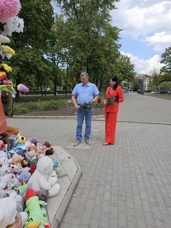 В День памяти детей – жертв войны в Донбассе член Общественной палаты ДНР Елена Молчанова вместе с Председателем Федерации профсоюзов ДНР Максимом Паршиным почтили память погибших от атак киевского режима детей Донецкой... В День памяти детей – жертв войны в Донбассе член Общественной палаты ДНР Елена Молчанова вместе с Председателем Федерации профсоюзов ДНР Максимом Паршиным почтили память погибших от атак киевского режима детей Донецкой...