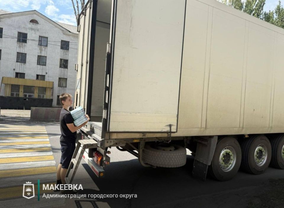 Югорчане привезли в Макеевку учебники для старших классов Югорчане привезли в Макеевку учебники для старших классов