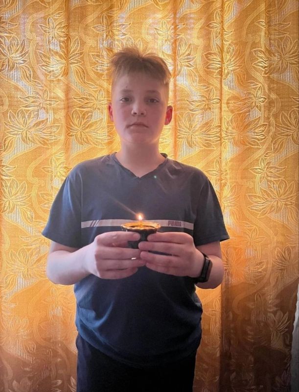 Школьники Ждановки почтили память погибших детей Донбасса Школьники Ждановки почтили память погибших детей Донбасса