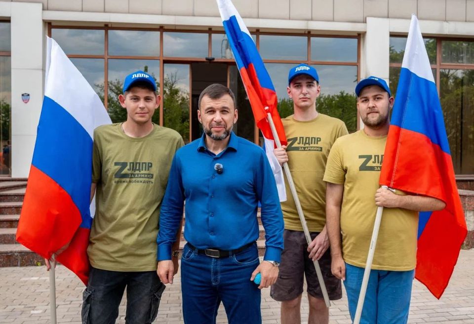 Андрей Крамар: Поистине важное и нужное дело для фронта: вместе с Главой нашей Республики Денисом Владимировичем Пушилиным и министром строительства России Иреком Энваровичем Файзуллиным передали боевым подразделениям... Андрей Крамар: Поистине важное и нужное дело для фронта: вместе с Главой нашей Республики Денисом Владимировичем Пушилиным и министром строительства России Иреком Энваровичем Файзуллиным передали боевым подразделениям...
