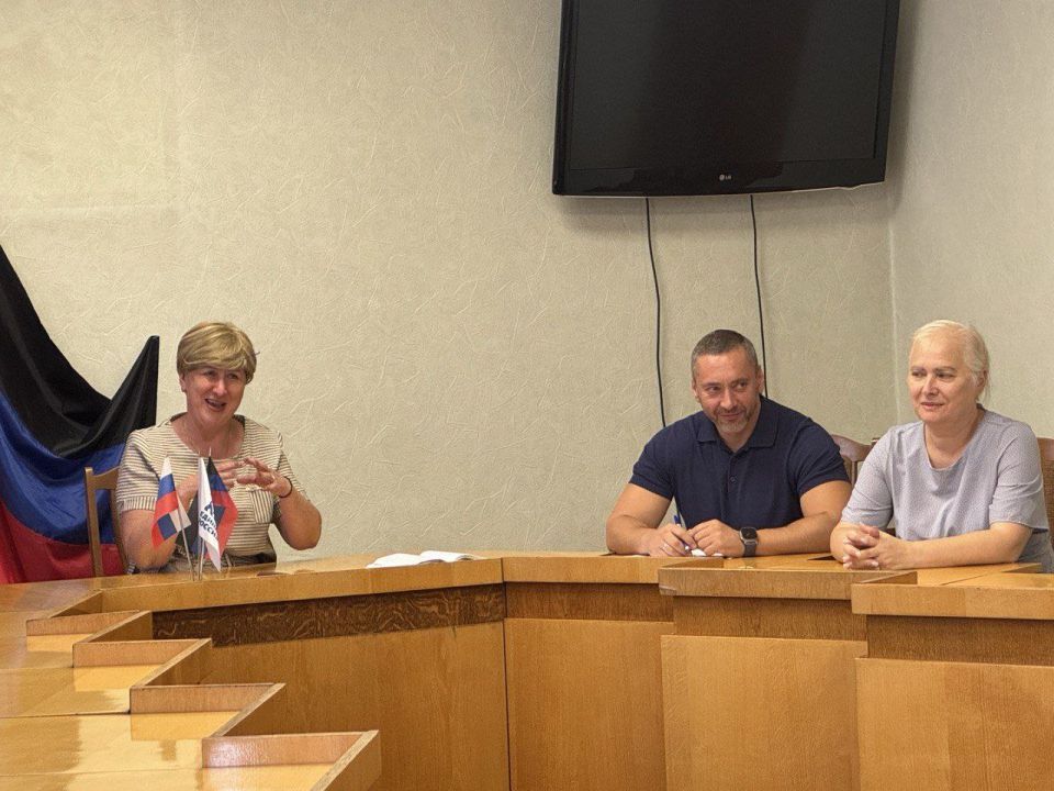 Председатель Комитета Народного Совета по бюджету, финансам и налоговой политике Юрий Афендиков провел встречу с трудовым коллективом социального фонда России Пролетарского внутригородского района Донецка Председатель Комитета Народного Совета по бюджету, финансам и налоговой политике Юрий Афендиков провел встречу с трудовым коллективом социального фонда России Пролетарского внутригородского района Донецка