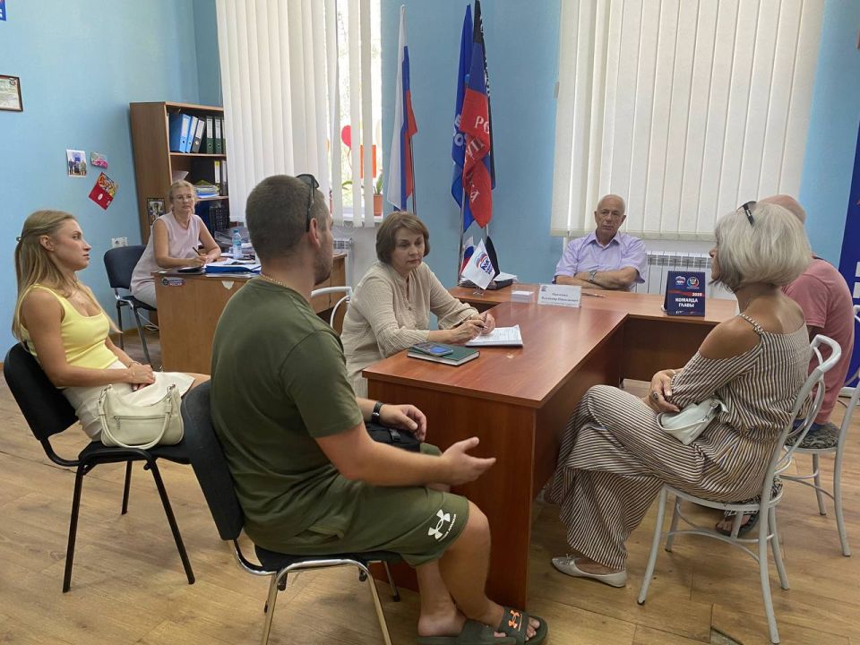 25 июля заместитель главы Администрации муниципального образования городского округа Харцызск Владимир Панченко провел прием граждан в общественной приемной партии «Единая Россия» 25 июля заместитель главы Администрации муниципального образования городского округа Харцызск Владимир Панченко провел прием граждан в общественной приемной партии «Единая Россия»