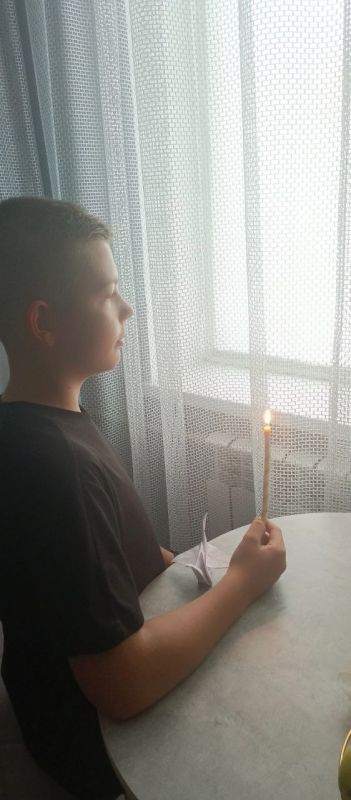 Школьники Ждановки почтили память погибших детей Донбасса Школьники Ждановки почтили память погибших детей Донбасса
