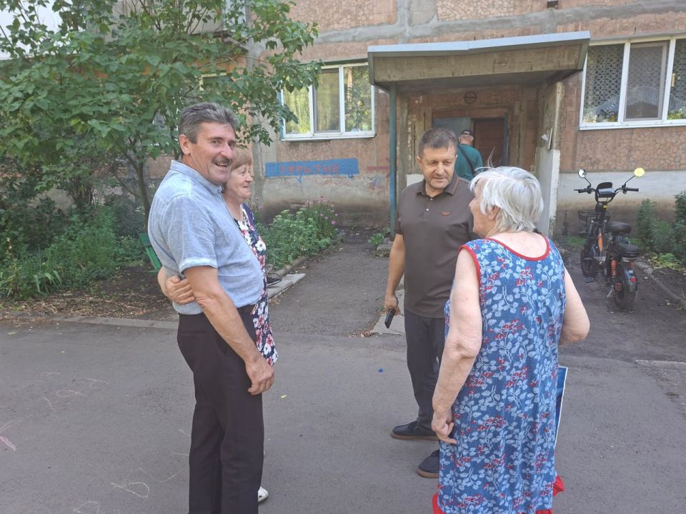 Сергей Желновач: Сегодня, 29 июля, заместитель главы администрации городского округа Дебальцево Виталий Тур, провел встречу с жителями, где обсудили наиболее волнующие вопросы населения Сергей Желновач: Сегодня, 29 июля, заместитель главы администрации городского округа Дебальцево Виталий Тур, провел встречу с жителями, где обсудили наиболее волнующие вопросы населения