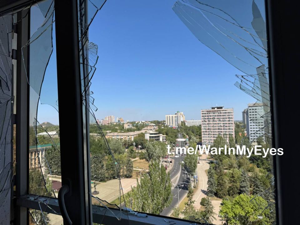 Удар по СМИ: украинские БПЛА атаковали Республиканский медиахолдинг в центре Донецка Удар по СМИ: украинские БПЛА атаковали Республиканский медиахолдинг в центре Донецка