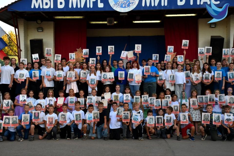80 ЛЕТ ВЕЛИКОЙ ПОБЕДЫ!АКЦИЯ «МИРОВОЙ БЕССМЕРТНЫЙ ПОЛК» 2025 год Указом Президента Российской Федерации В.В. Путиным объявлен Годом Защитника Отечества, и вся наша страна празднует 80-летие Великой Победы 80 ЛЕТ ВЕЛИКОЙ ПОБЕДЫ!АКЦИЯ «МИРОВОЙ БЕССМЕРТНЫЙ ПОЛК» 2025 год Указом Президента Российской Федерации В.В. Путиным объявлен Годом Защитника Отечества, и вся наша страна празднует 80-летие Великой Победы