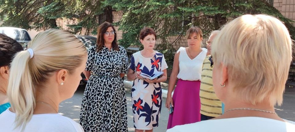 Альбина Афенченко: Сегодня совместно с руководителем Управы Калининского внутригородского района Синецкой Е.В. и депутатами Донецкого городского совета провела встречу с работниками предприятия «ДонЭрм» Альбина Афенченко: Сегодня совместно с руководителем Управы Калининского внутригородского района Синецкой Е.В. и депутатами Донецкого городского совета провела встречу с работниками предприятия «ДонЭрм»