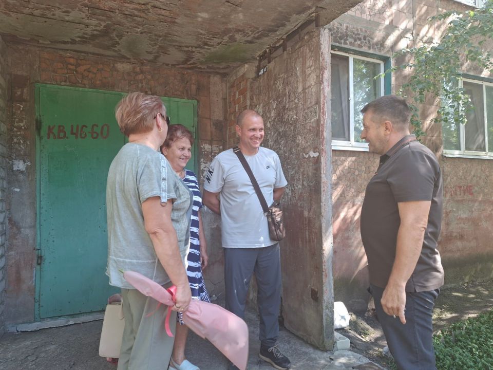 Сергей Желновач: Сегодня, 29 июля, заместитель главы администрации городского округа Дебальцево Виталий Тур, провел встречу с жителями, где обсудили наиболее волнующие вопросы населения Сергей Желновач: Сегодня, 29 июля, заместитель главы администрации городского округа Дебальцево Виталий Тур, провел встречу с жителями, где обсудили наиболее волнующие вопросы населения