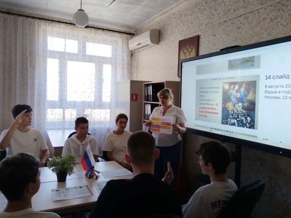 Круглый стол по теме: «Профилактика распространения экстремизма в молодежной среде» Круглый стол по теме: «Профилактика распространения экстремизма в молодежной среде»